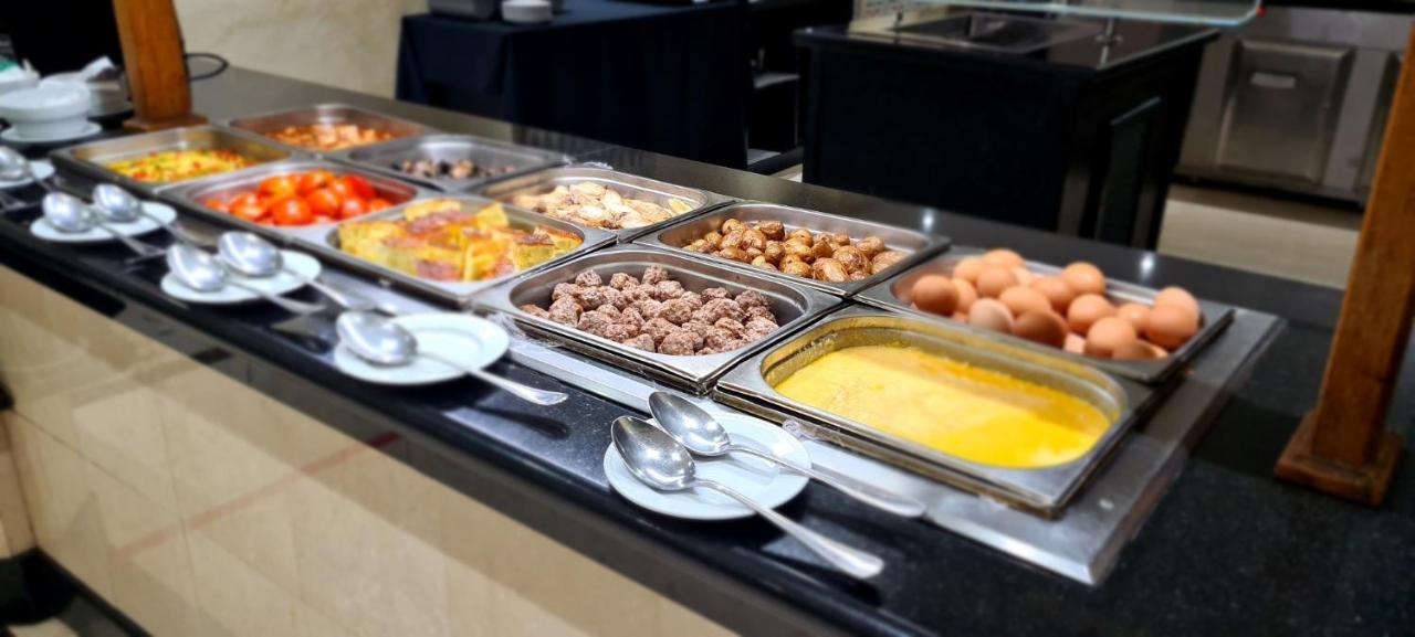Hotel Borj Rabat - A Member Of Barcelo Hotel Group Exterior foto A chafing dish buffet
